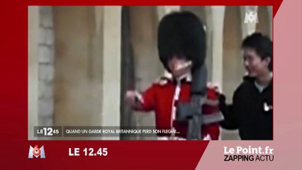 Angleterre : Un garde royal pousse une colère contre un touriste - Zapping du 29 juin