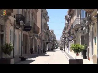 Скачать видео: Vittoria (RG) - La polizia arresta il ladro del buco (29.06.15)