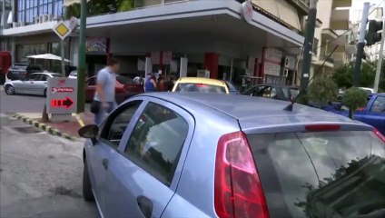 Longues queues aux stations d'essence à Athènes en Grèce