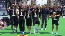 Thomas Müller, Philipp Lahm & Co machen die Humba! | Fanmeile Berlin  | ARD