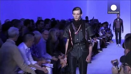 تشكيلة رجالية أنيقة في عرض أزياء باريسي