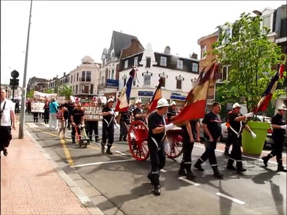 Les pompiers communautaires de l'agglomération de Lens - Liévin manifestent à Lens avant le conseil communautaire