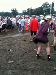 Il fait une glissade dans l'urine dune festivalière