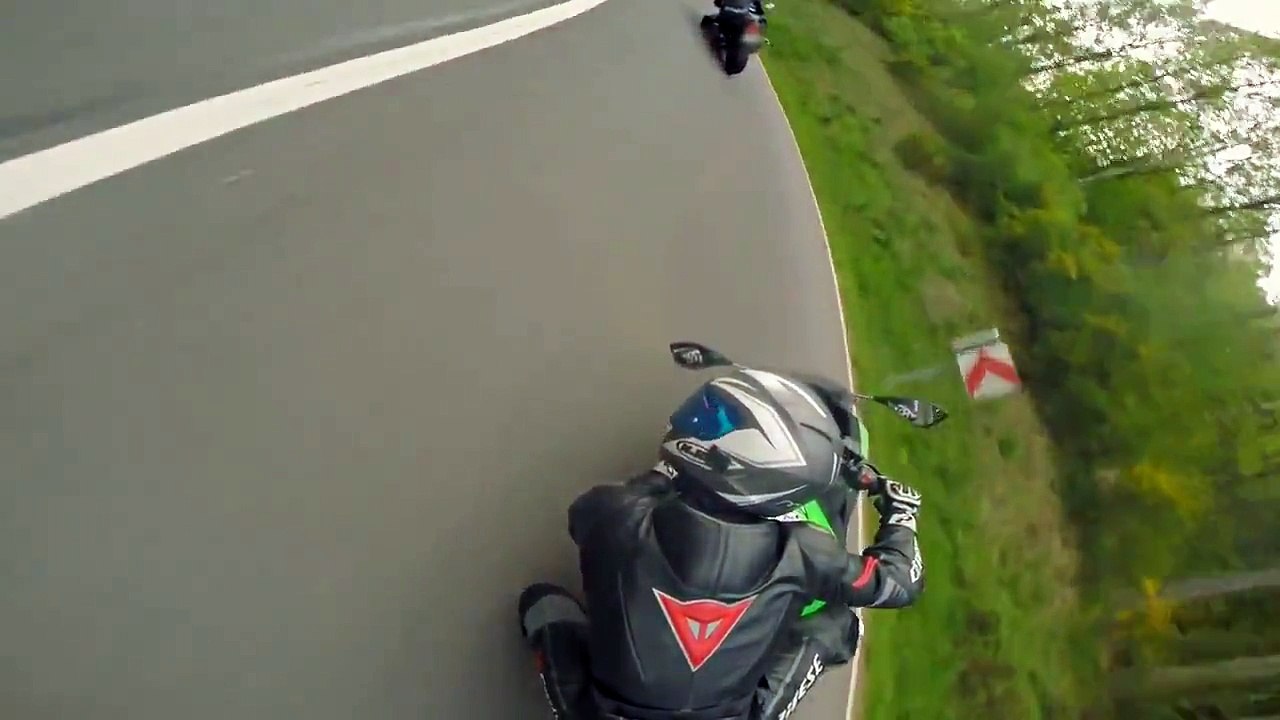 Yamaha YZF-R1 vs Kawasaki Ninja 300