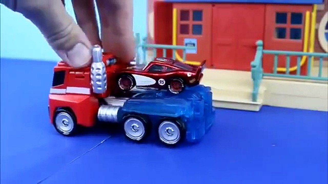 Disney Pixar Cars Rayo McQueen vuelve a guardar por Transformers Optimus Prime a Bane Joke