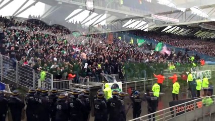 Lyon - Saint-Etienne / Jet de fumigène entre supporter