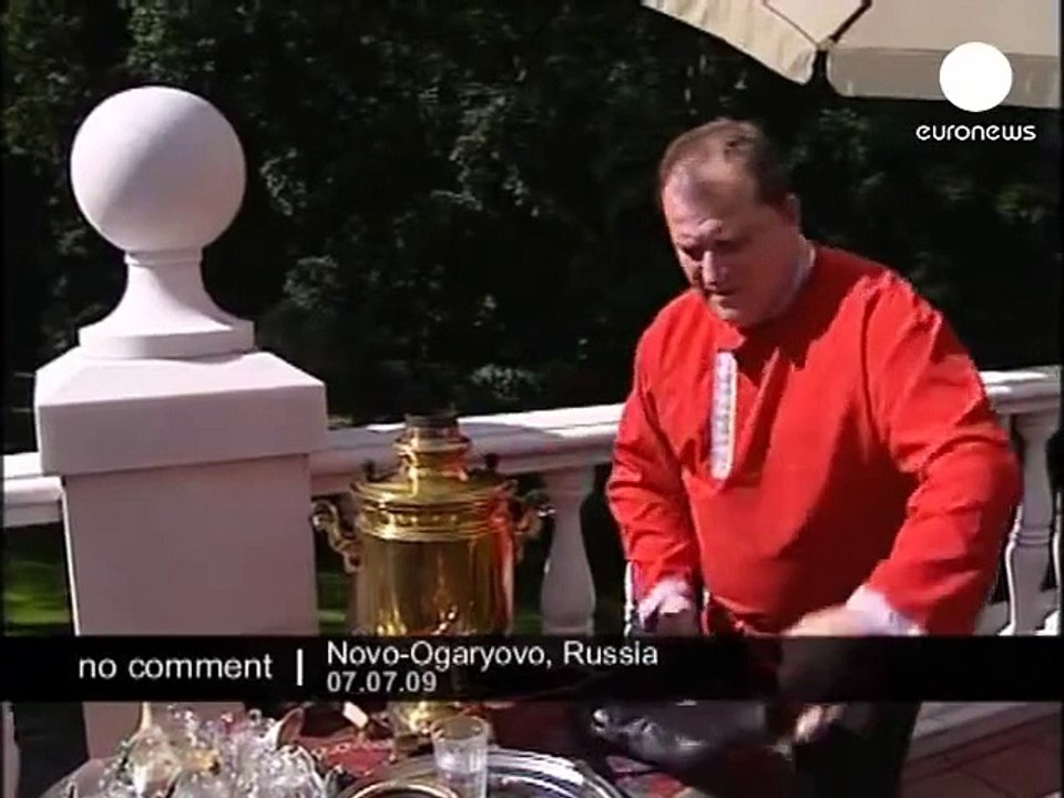 President Putin has used Shoe for President Obama 's Tea . This is How Russia treat USA!!