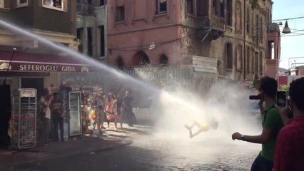 Un manifestant se fait mettre K.O par un canon à eau