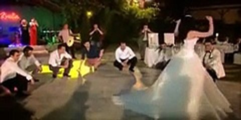 Gelin ve Damattan Muhteşem Bir Zeybek Oyunu Gösterisi