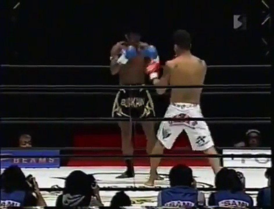 มวยไทย บัวขาว นักเตะขา ชนะน็อคนักชก mma