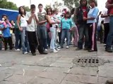 Merolico en las afueras de Chapultepec hace bailar un esqueleto