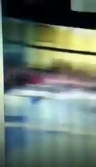 Professor beija aluno em plena sala de aula