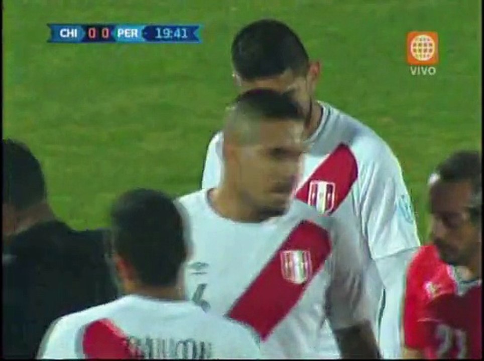 Carlos Zambrano fue expulsado por esta agresión sobre Aránguiz en Copa América (VIDEO)