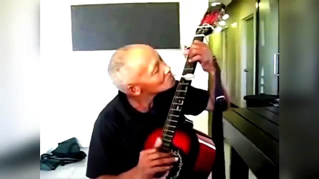 Video Lucu 2015 Kakek Keren Main Gitar Pakai Sendok Wajib