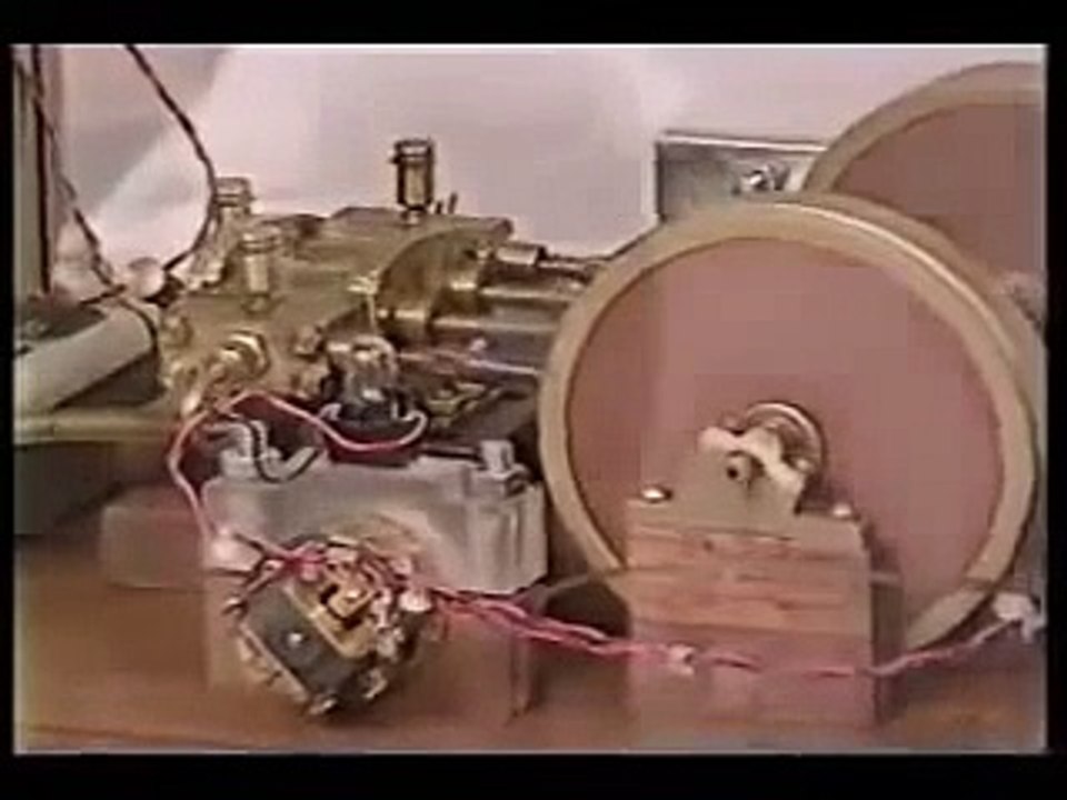 Le moteur à aimants permanents miniaturisé de Troy Reed dans une voiture (1994)