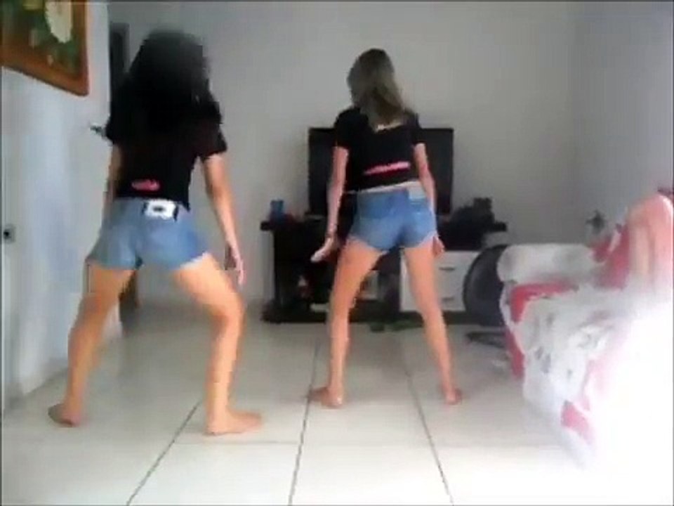duas meninas dançando funk