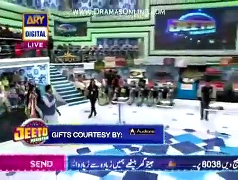دیکھئے یہ خواتین کس طرح ایک موٹرسائیکل کے لالچ میں اس حد تک گر کر اپنا تماشہ بنوارہی ہیں اور اپنے خاندان کی جگ ہنسائی کا