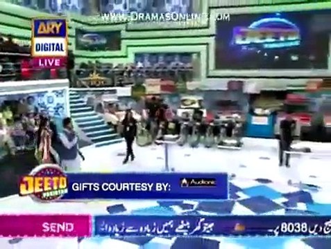 دیکھئے یہ خواتین کس طرح ایک موٹرسائیکل کے لالچ میں اس حد تک گر کر اپنا تماشہ بنوارہی ہیں اور اپنے خاندان کی جگ ہنسائی کا