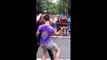 Un policier de la NYPD danse pendant la Gay pride