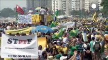 Cientos de miles de brasileños protestan contra la presidenta brasileña Dilma Rousseff