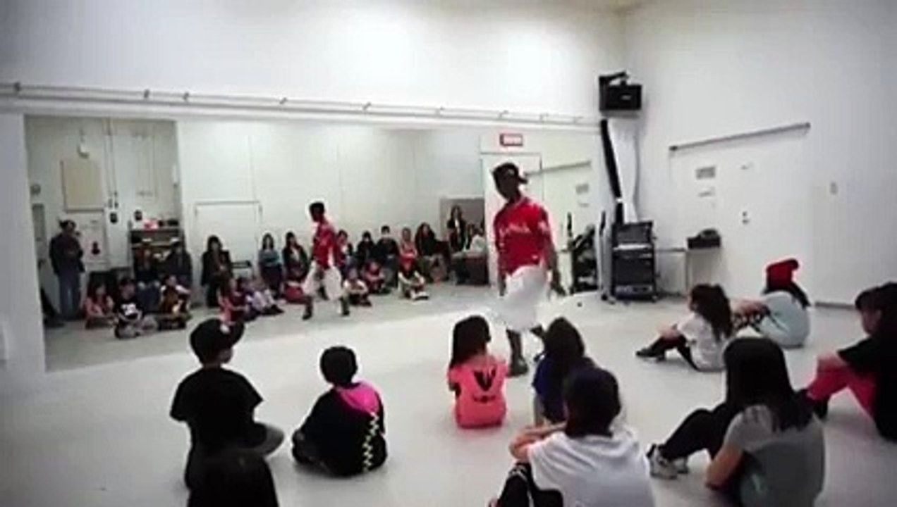 Lucky Ghanaian dancer teaches Japanes friends African dance......HD Video