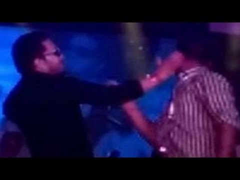 Mika Singh SLAPS a Doctor on Stage | SLAP CONTROVERSY