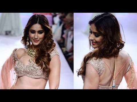 Ileana D'Cruz saved from Wardrobe Malfunction | Lakme Fashion Week 2015