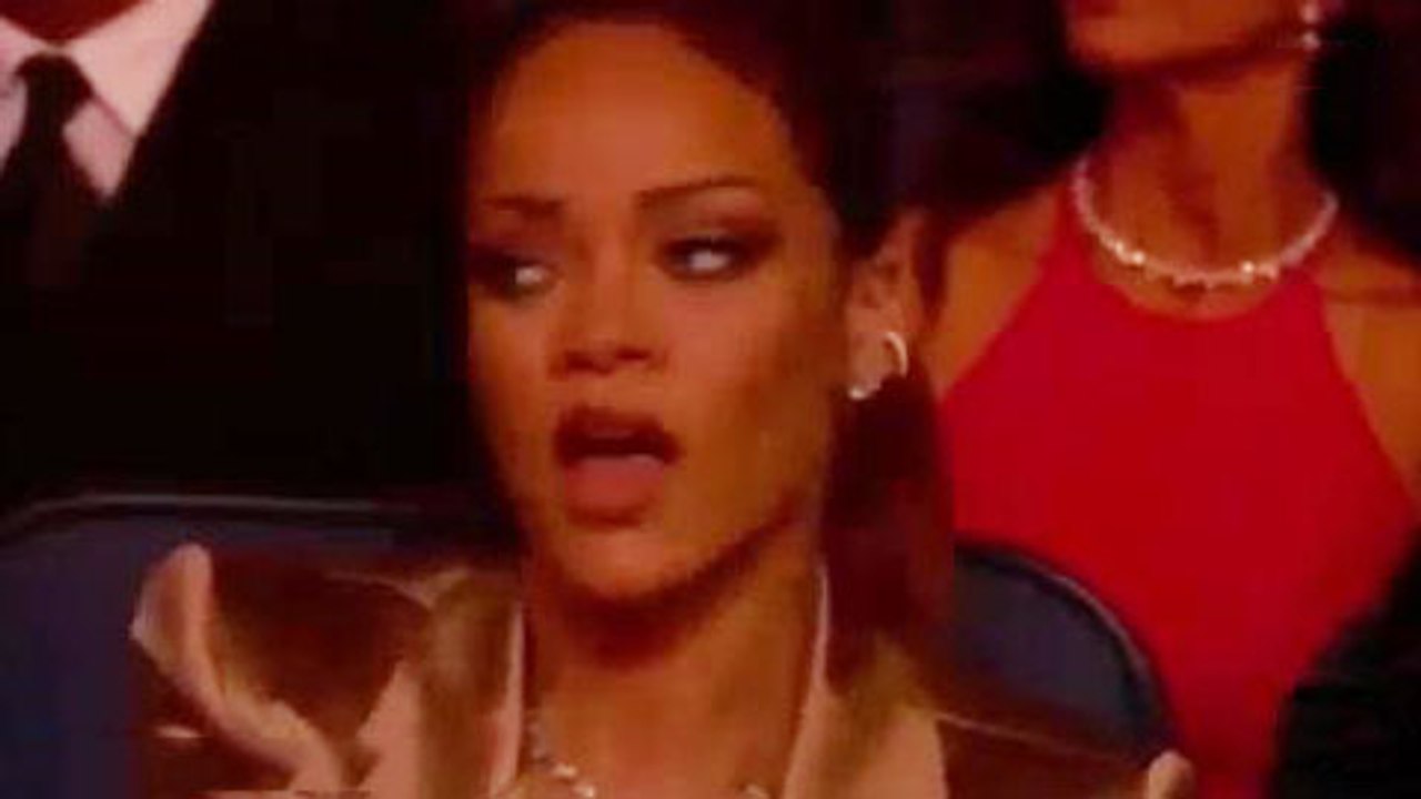 BET Awards 2015: Rihanna Sings Along To Chris B...