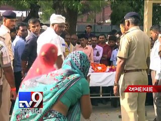 Télécharger la video: Police constable commits suicide in Ahmedabad - Tv9 Gujarati