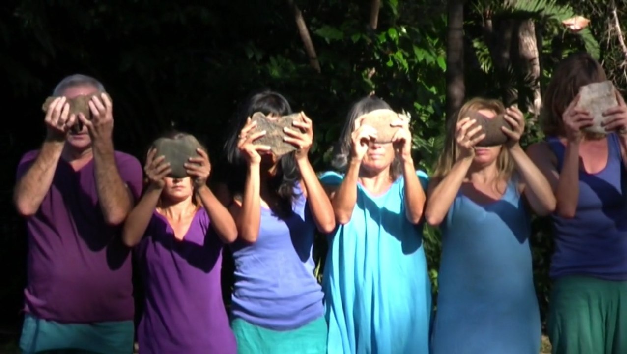 "Je marche dans la beauté" promenade chorégraphique Luc Maubon (intégral, extraits  selon la chronologie du spectacle)