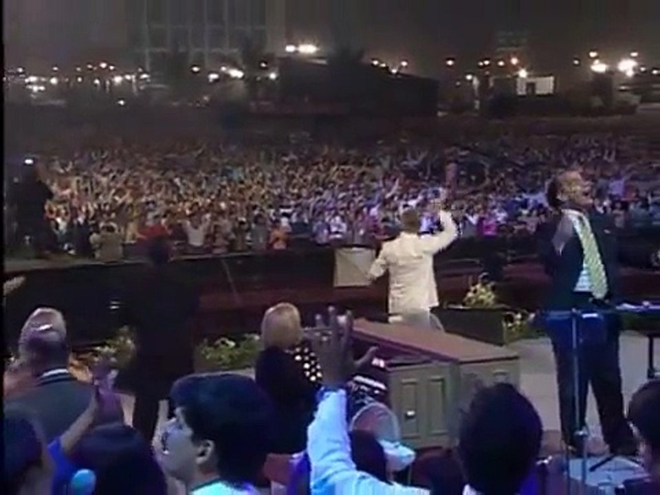 Benny Hinn sings "Alleluia" (India 2004)