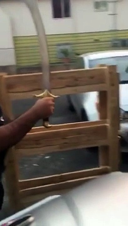 Fail Un homme coupe une pastèque avec un sabre