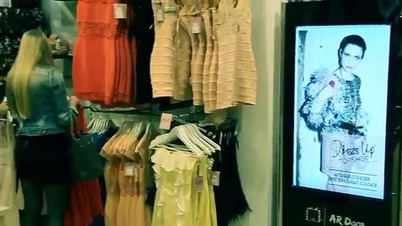 換衣服被一堆人偷窺