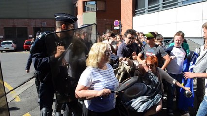 Arras: les opposants à Marine le Pen violemment repoussés par les CRS