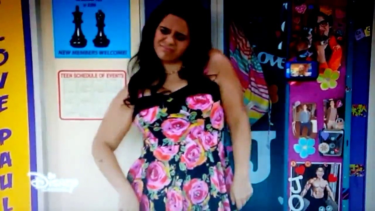 Liv y Maddie  `What A Girl Is` de Dove Cameron