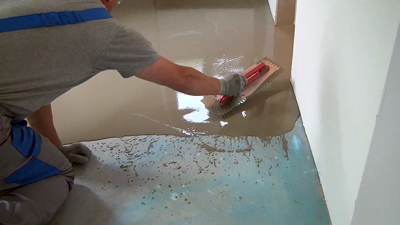 Boden nivellieren - Selbstverlaufende Ausgleichsmasse im Einsatz