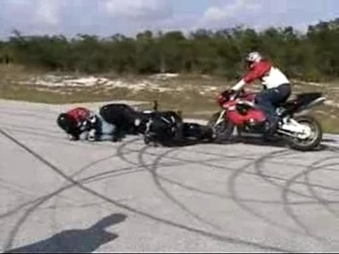 2 motos en roue avant et gamelle