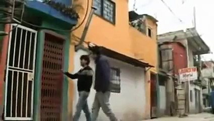 Download Video: En Argentina, jóvenes de escasos recursos convierten las calles de su barrio en pasarelas