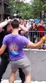 Un policier de New York danse pendant la Gay Pride
