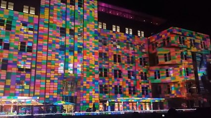 Une projection en mapping vidéo sur la façade d’un musée de Sydney