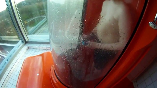 Un des toboggans aquatiques les plus flippants du monde, qui démarre à la verticale !