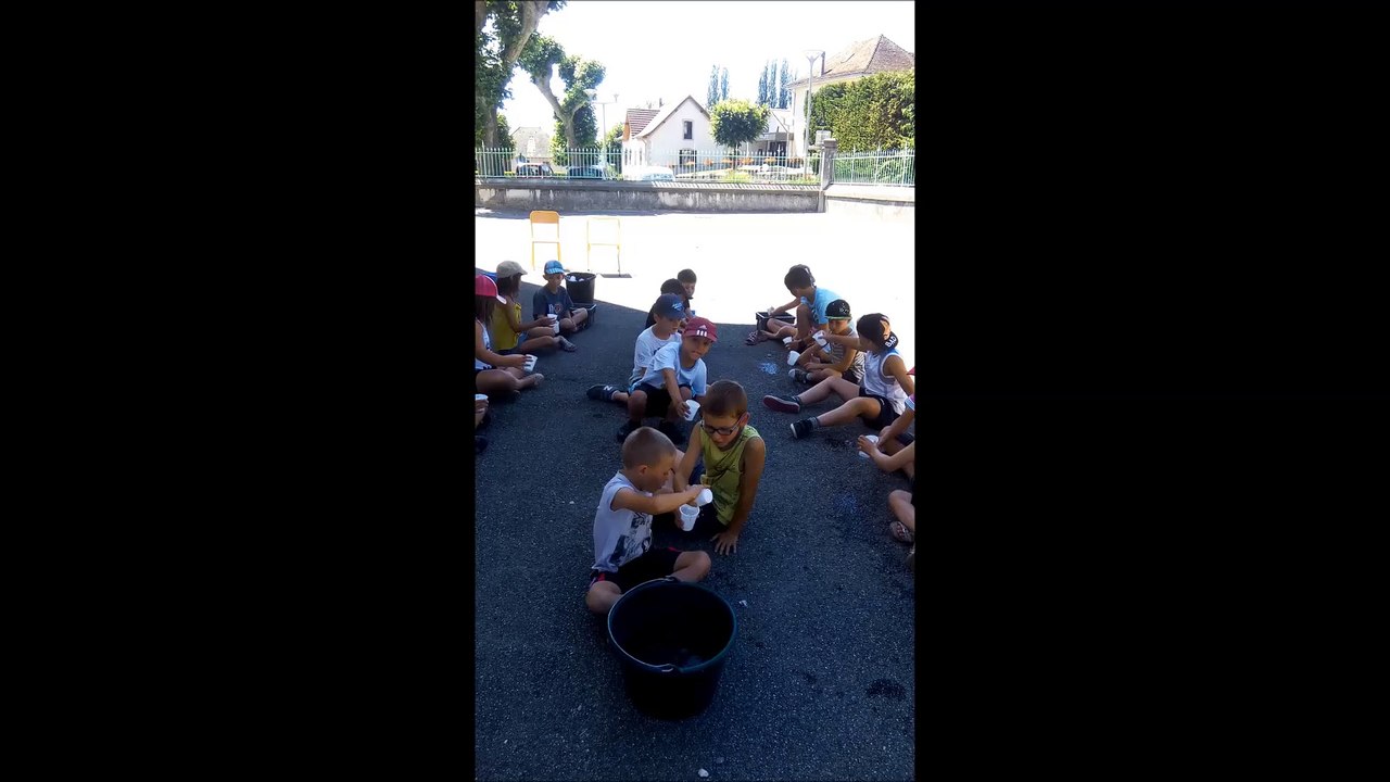 jeux d'eau - la pirogue avec gobelets