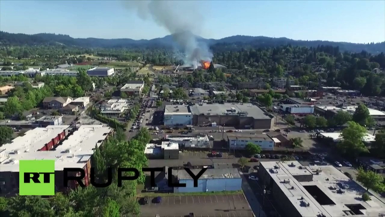 USA : images aériennes de l'immense incendie du stade historique de l'Oregon