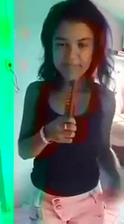 GAROTA VAI CANTAR E QUASE MORRE ELETROCUTADA!