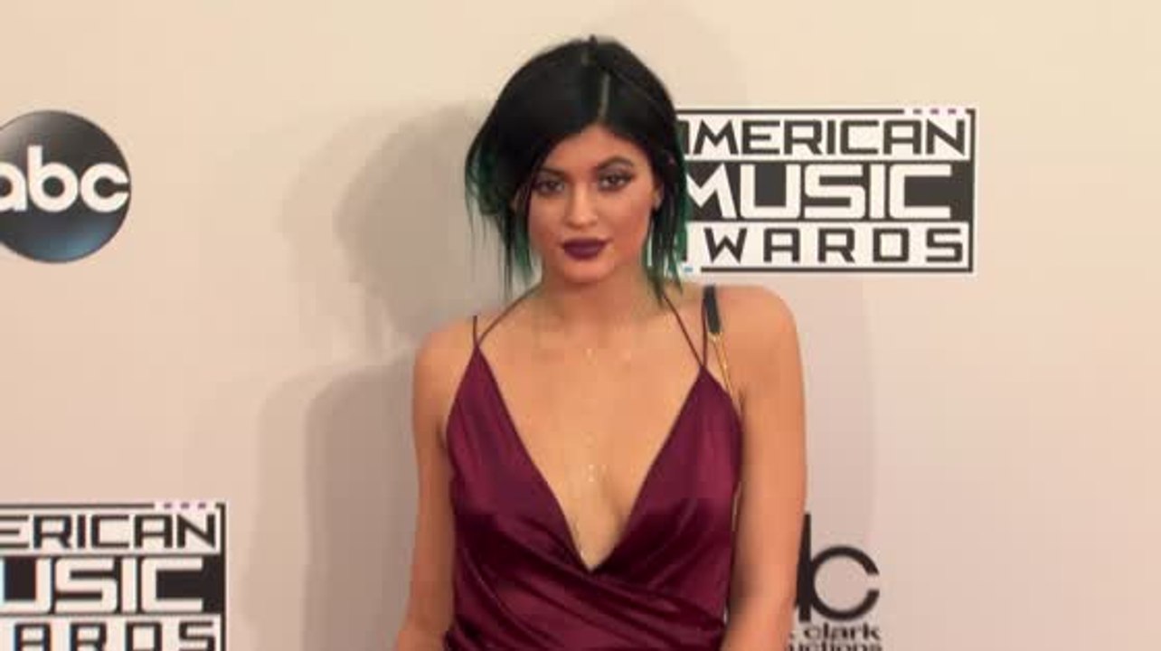 Kylie Jenner emménage dans sa maison de 2,7 millions de dollars à Calabasas