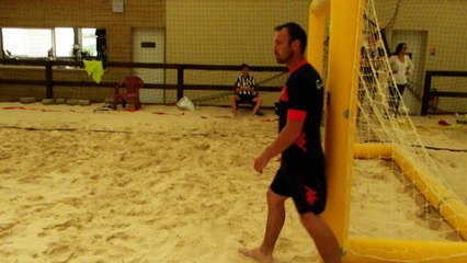 30/06/15 : Mickaël Pagis pulvérise le but de beach