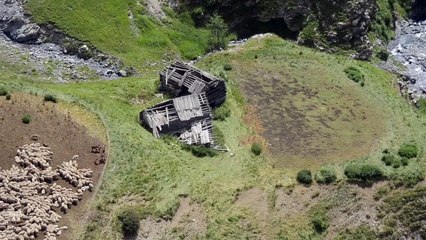 Le matériel livré par hélicoptère aux bergers