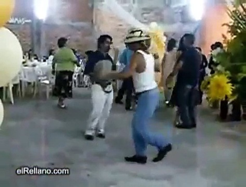 El Baile Nuevo, Borrachos que dan risa, bailando  El Baile nuevo