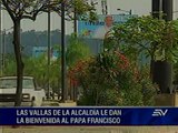 Guayaquil es decorada con carteles del papa