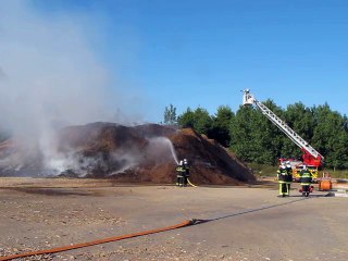 Tải video: Allennes-les-Marais : plusieurs tonnes de copeaux de bois en feu